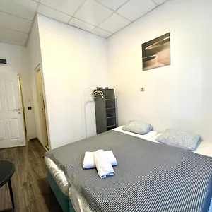 Aradi With Private Bathroom In The Centre Habitación en casa particular